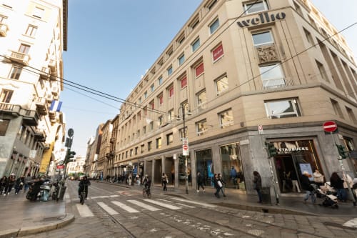 Fußgängerzone zum Einkaufen im Domplatz-Viertel Mailands nahe Magnolia Apartments mit historischen Gebäuden und Starbucks