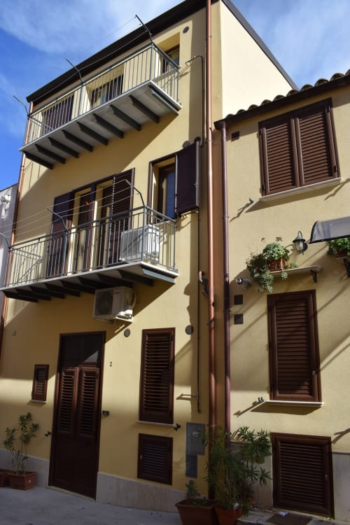 Casa Vacanze Del Golfo BnB a Castellammare del Golfo con facciata color crema e persiane in legno