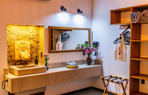 Habitación de Casa Sofi Oaxaca con tocador de madera, espejo decorativo, flores rosas y decoración tradicional oaxaqueña