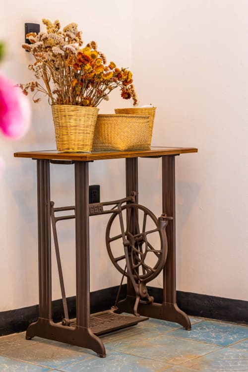 Mesa rústica de madera con flores secas en canastas tejidas en la cabaña Casa Sofi Oaxaca, Oaxaca de Juárez
