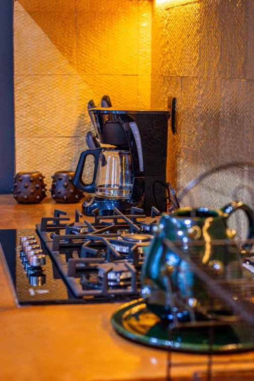 Cocineta de Casa Sofi Oaxaca con cafetera, iluminación cálida y tazas decorativas