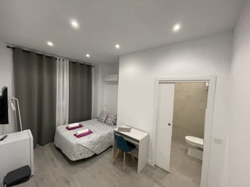 Habitación amplia con baño privado, televisión y aire acondicionado