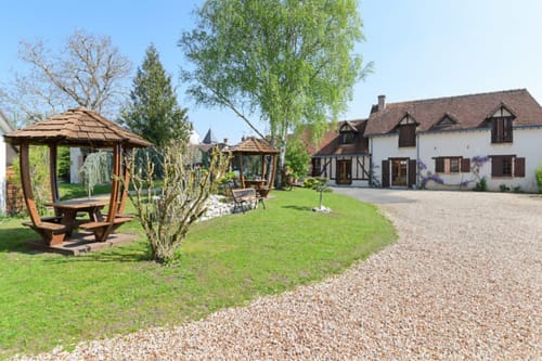 L'Hôtel De La Bonnheure à Bracieux séduira par ses élégants bâtiments Tudor, ses jardins soignés et sa cour pavée.
