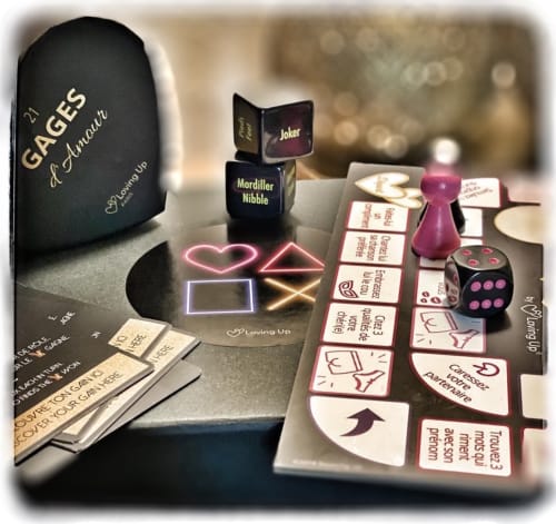 Jeu de couple Domaine du haut de la Dombes : cartes, dés, symboles lumineux et défis intimes pour les amoureux