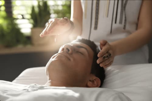 Clientèle détente lors d'un soin du visage au spa Domaine du haut de la Dombes à Châtillon-sur-Chalaronne
