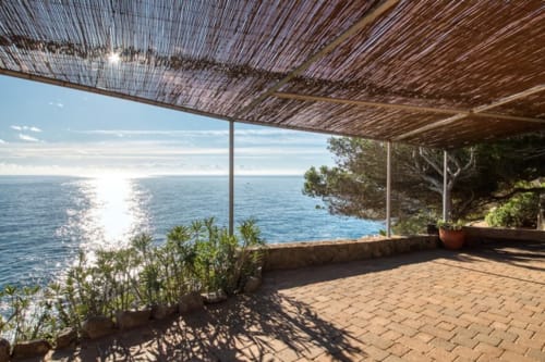Terrasse côtière avec vue mer à l'hôtel Finques Garcia Enrich de Palafrugell, Espagne