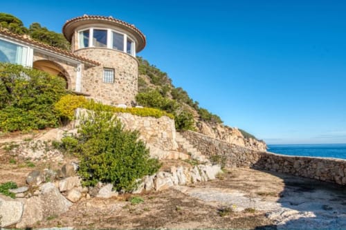 Maison-tour en pierre sur falaise dominant la Méditerranée à Palafrugell, Catalogne