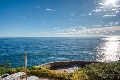 Vue méditerranéenne côtière depuis la terrasse de Finques Garcia Enrich à Palafrugell, Espagne avec mer et ciel bleus