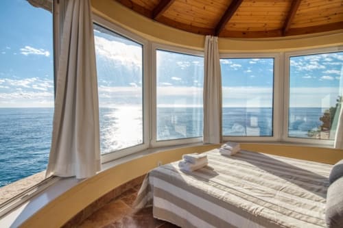 Chambre avec vue sur la mer à Finques Garcia Enrich, Palafrugell, aux baies vitrées courbes surplombant la Méditerranée