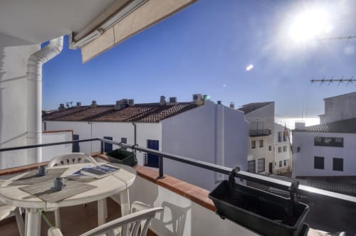 Soleada terrassa a la teulada de Finques Garcia Enrich a Palafrugell amb mobles blancs i vistes a la ciutat