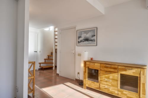 Espaiós passadís a Finques Garcia Enrich, Palafrugell, amb mobles de fusta i acabats moderns