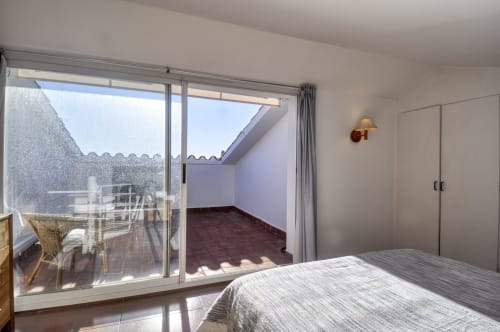 Dormitori brillant amb terrassa amb vistes al mar a l'hotel Finques Garcia Enrich de Palafrugell, Espanya