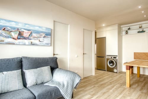 Modern studio apartment at Finques Garcia Enrich in Palafrugell with sofa, kitchenette, and laundry facilities