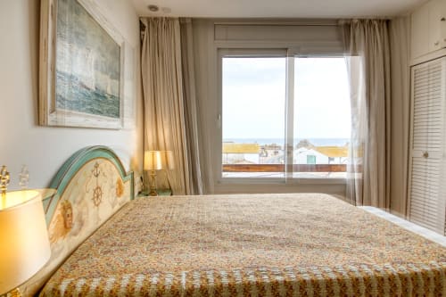 Dormitorio costero con vistas al mar, cabecero de tema náutico y balcón en el hotel Finques Garcia Enrich en Palafrugell
