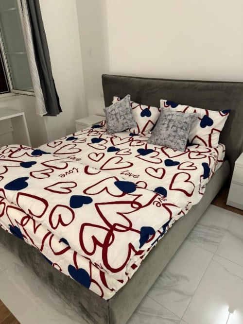 Letto accogliente con biancheria a motivi di cuori rossi e blu presso lo St Mary Major Loft, boutique B&B a Roma
