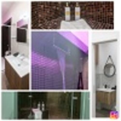 Suite Gold di Pignasecca Domus Napoli con bagno moderno rivestito in piastrelle viola e vista sulla città