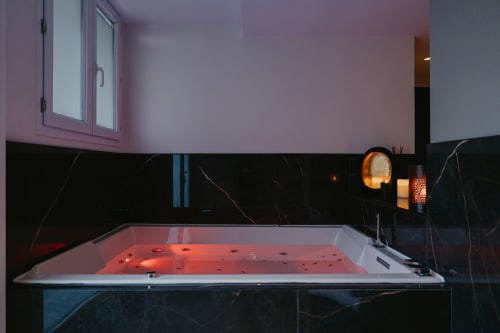 baignoire balnéothérapie double lumière rouge effet marbrée noir