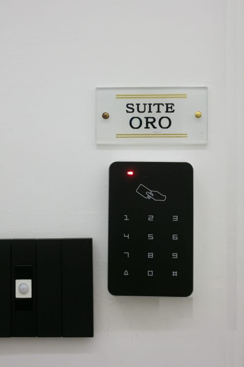 Sistema di accesso con tessera Suite Oro presso l'hotel Pignasecca Domus di Napoli con tastiera digitale e spia luminosa rossa
