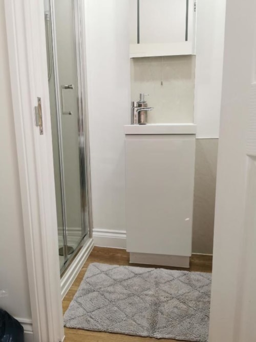 Bathroom with shower in seasky appartment - four bedroom house in Portland