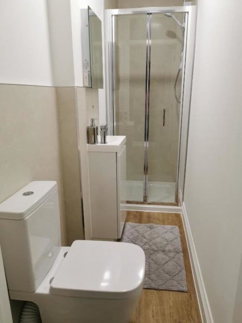Bathroom with shower in seasky appartment - four bedroom house in Portland