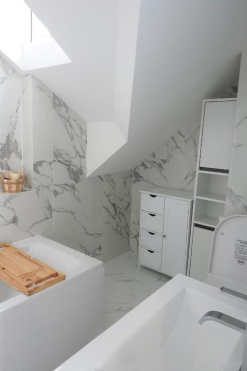 Bathroom with a bathtub in The cuddy appartment in Portland, UK