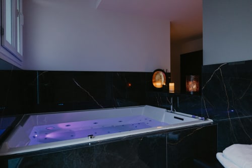 baignoire balnéo lumière bleue