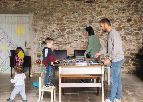 Famille jouant au baby-foot à La Maison D'olivier B&B à Mesnard La Barotière, France