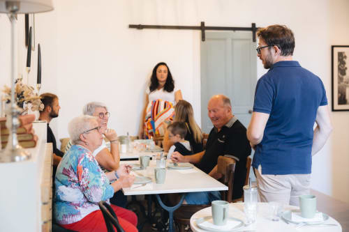 Des clients savourant un repas ensemble à La Maison D'olivier B&B à Mesnard la Barotière, en France