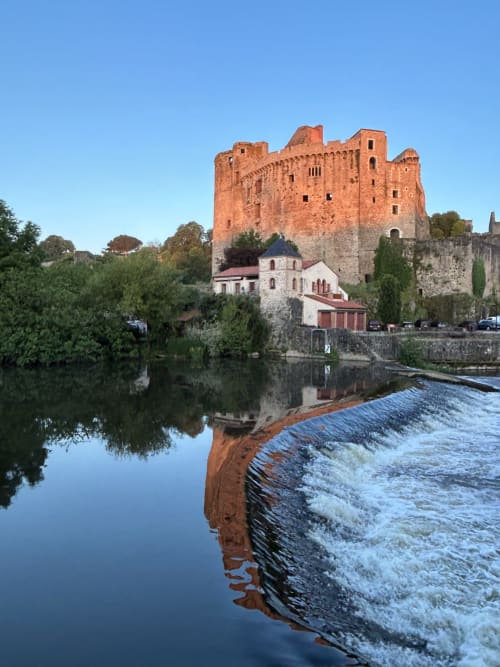 vue du château de clisson et de la Sèvre Nantaise au levé du jour