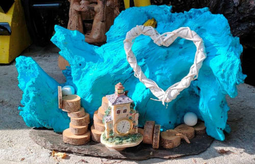 Maisonnette artistique en rondins de bois et objets hétéroclites assemblés avec harmonie. Une alliance unique de bois et de plastique, œuvre de recyclage signée Florent Arnaud. Visible au Portel des Arnaud, chambres d'hôtes dans les Cévennes, sud de la France. Séjour nature et détente, hotel