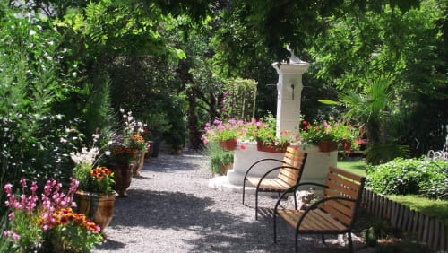 Entrée de la maison d'hôtes Le Portel des Arnaud, entourée de verdure et ambiance accueillante
