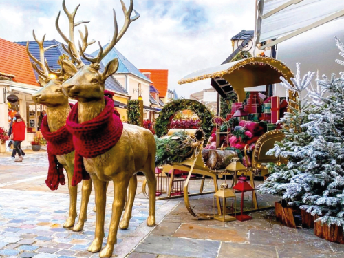 Renne doré avec ruban rouge au marché de Noël de Disneyland Paris à Serris