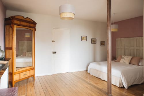 Chambre spacieuse à La Maison D'olivier B&B avec parquet, lits jumeaux, armoire ancienne et mobilier d'époque