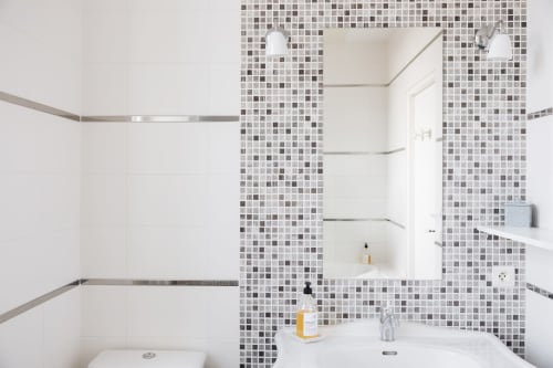 Salle de bains moderne à La Maison D'olivier avec dosseret en mosaïque, lavabo blanc et étagères flottantes