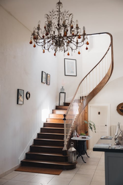Élégant escalier avec lustre à La Maison D'olivier, chambre d'hôtes à Mesnard La Barotiere, France