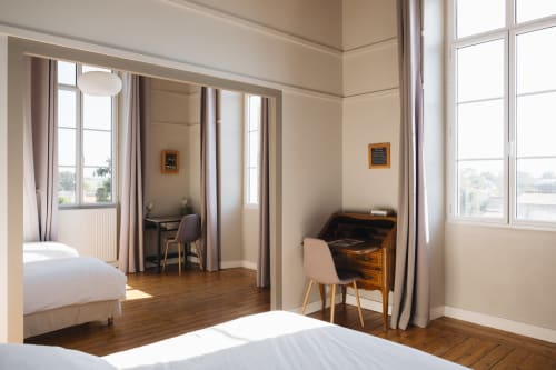 Chambre lumineuse à La Maison D'olivier avec lits jumeaux, bureau en bois, vue sur le jardin et équipements modernes