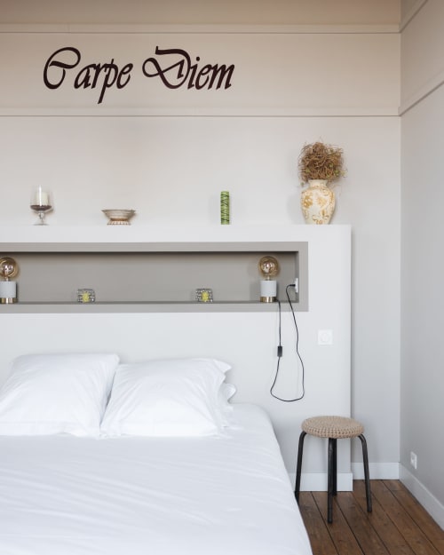 Chambre moderne à La Maison D'olivier B&B avec literie blanche, rangements intégrés, art mural 'Carpe Diem' et parquet.
