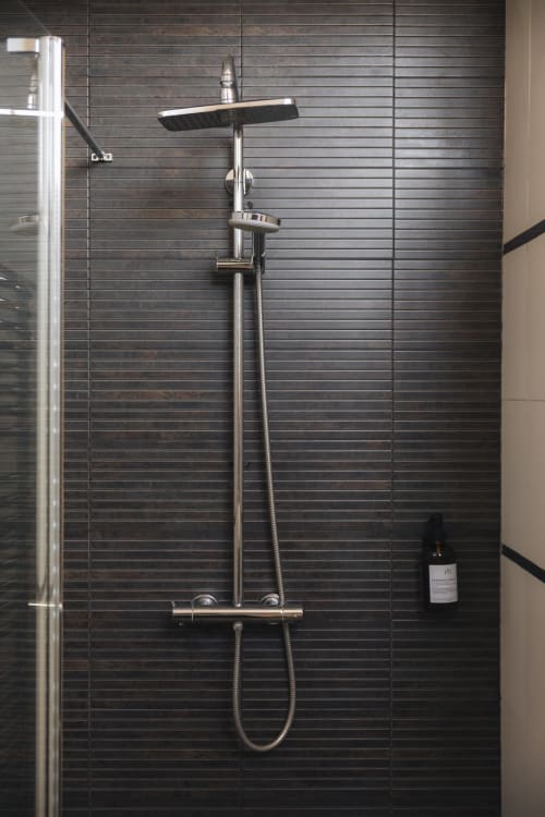 Douche moderne avec pomme de douche effet pluie et thermostat à La Maison D'olivier, gîte à Mesnard La Barotière