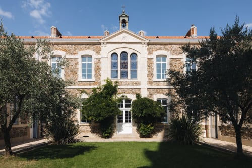 La Maison D'olivier B&B, sa façade en pierre et ses jardins soignés à Mesnard La Barotière, France