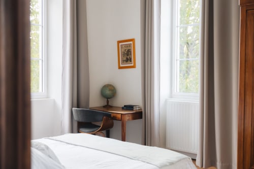 Chambre à La Maison D'olivier B&B à Mesnard La Barotière avec bureau, globe terrestre vintage et fenêtres donnant sur le parc