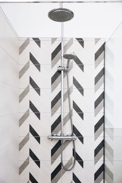 Salle de douche moderne au motif géométrique noir et blanc à La Maison D'olivier, avec pomme de douche pluie et