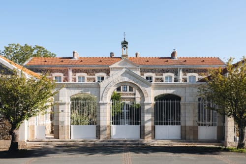 La Maison D'olivier, chaumière avec façade en pierre et portes cintrées à Mesnard La Barotière, France