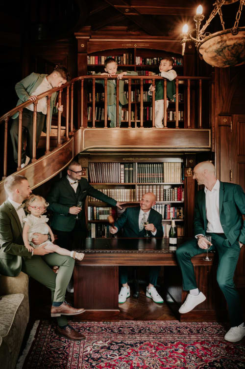 Mehrgenerationentreffen der Familie in der eleganten holzgetäfelten Bibliothek der Domaine de Bize Mirepoix, Ariège