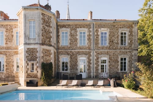 La Maison D'olivier, maison de pierre avec transats à proximité de la piscine à Mesnard la Barotière, France