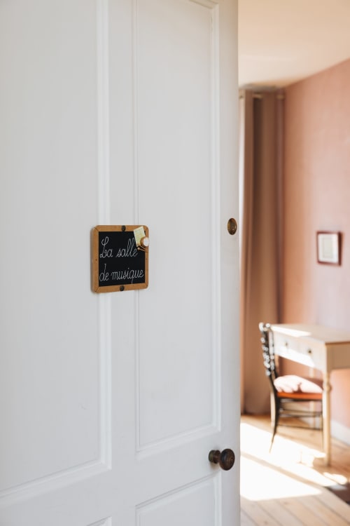 Porte blanche avec enseigne en bois « La salle de musique » à La Maison D'olivier B&B à Mesnard La Barotière