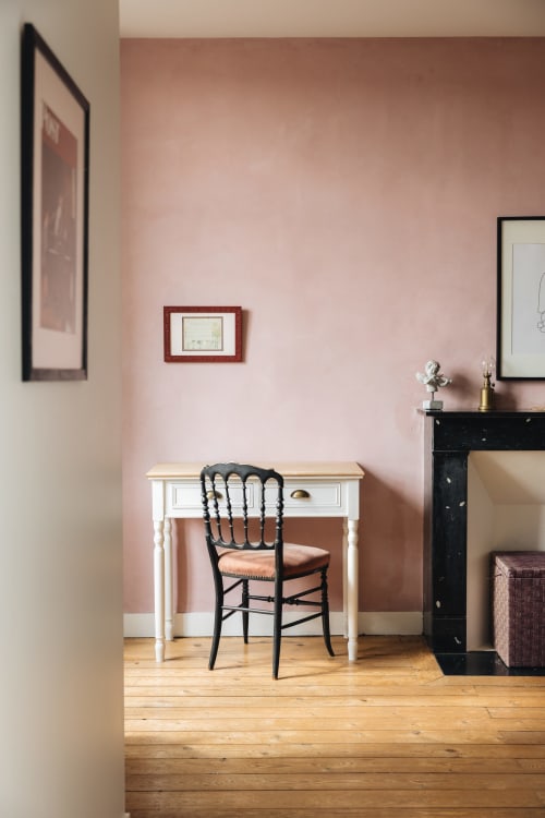 Chambre élégante à La Maison D'olivier aux murs rose, bureau blanc, chaise noire et mobilier d'époque