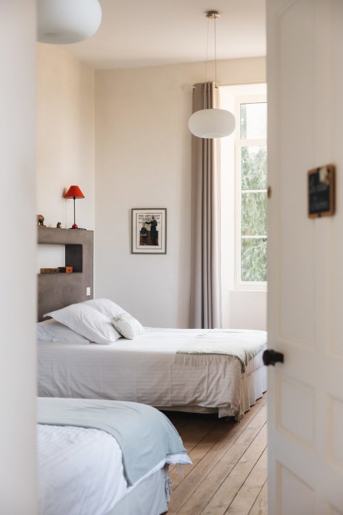 Chambre minimaliste à La Maison D'olivier B&B à Mesnard La Barotière avec lits jumeaux et luminaires suspendus modernes