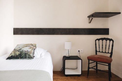 Chambre minimaliste à La Maison D'olivier B&B à Mesnard la Barotière avec lit, chaise noire et décoration contemporaine