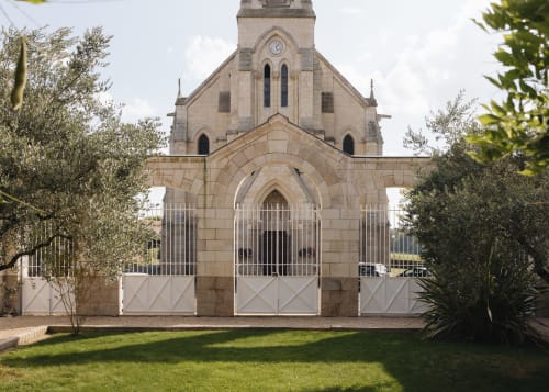 Chapelle en pierre historique avec clocher à La Maison D'Olivier, un charmant gîte français à Mesnard La Barotière