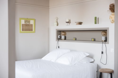 Chambre moderne à La Maison D'olivier BnB à Mesnard La Barotière avec literie blanche et rangements intégrés